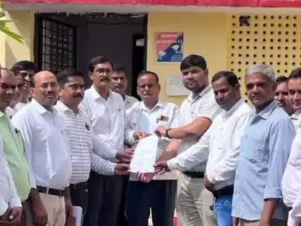 तिर्वा: तिर्वा इलाके में विद्यालयों के समायोजन के विरोध में ग्रामीण व शिक्षक उतरे, जताई नाराजगी और सौंपा ज्ञापन