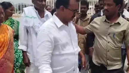 తమ గ్రామాల్లోని పాఠశాలలను విలీనం చేసి మా పిల్లలను చదువుకు దూరం చేయొద్దని రాజు గుంట, అమ్మడూరు గ్రామస్తుల ఆవేదన #localissue