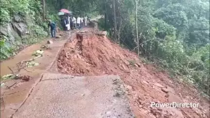 ବାଙ୍ଗିରିପୋଷି: ମହୁଭଣ୍ଡାର ଠାରେ ଧସିଲା ଶିମିଳିପାଳକୁ ଯାଇଥିବା ମୂଖ୍ୟ ରାସ୍ତା ମନ୍ତ୍ରୀ କଲେ ସ୍ଥିତି ସମୀକ୍ଷା