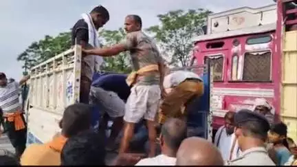 कोईलवर: राजापुर बाजार के समीप सिलेंडर लोड ट्रक के रौंदने से युवक की मौत, उग्र ग्रामीणों ने किया सड़क जाम