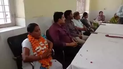 बबेरू: बबेरू सीएचसी में तैनात स्वास्थ्य पर्यवेक्षक एलएचबी के सेवानिवृत्त होने पर स्टाफ ने विदाई कार्यक्रम का आयोजन किया
