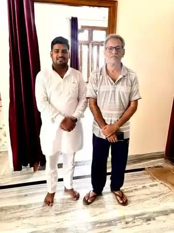 बनारस यात्रा के दौरान भानपुर उपजिलाधिकारी रहे सेवानिवृत्ति ADM बड़े भाई श्री राजेश सिंह जी से मुलाकात हुई।