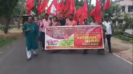 খেজুরি ১: তামান্না খাতুন এর মৃত্যু ও ল কলেজের ছাত্রী ধর্ষনের প্রতিবাদে কামারদা বাজারে আজ প্রতিবাদ মিছিল ও রাস্তা অবরোধ করে বিক্ষোভ