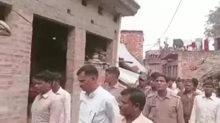 महोली: गड़ासा गांव में बिजली के तारों को लेकर हुए बवाल के बाद कांग्रेस सांसद राकेश राठौर ने ग्रामीणों से की मुलाकात