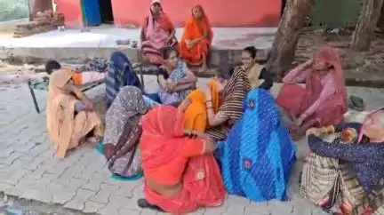 झांसी: रक्सा के हैवदा में मूंगफली का बीज लेने ससुराल आए युवक की करंट लगने से हुई दर्दनाक मौत, परिवार का रो-रो कर बुरा हाल