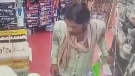 लाडपुरा: भीमगंजमंडी थाना क्षेत्र की मस्जिद गली में फुटवियर की दुकान पर चोरी की वारदात का सीसीटीवी फुटेज सोशल मीडिया पर वायरल