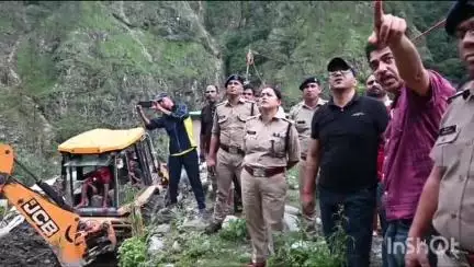 डुंडा: डीएम ने सिलाई बैंड के पास भूस्खलन के बाद लापता लोगों की खोजबीन के लिए चलाए जा रहे रेस्क्यू अभियान का निरीक्षण किया