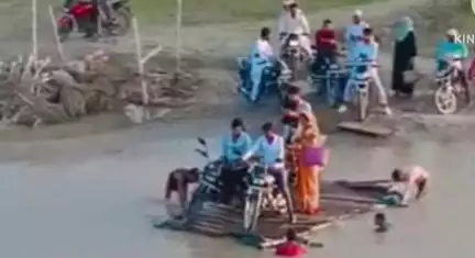 अमरिया: तहसील अमरिया क्षेत्र के भंगा मोहम्मदगंज पुल के पास लोग जान जोखिम में डालकर नाव से नदी पार कर रहे हैं