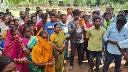 कुंडहित: जिला स्तरीय अधिकारियों के साथ विद्यालय पहुंची फोरेंसिक टीम, जांच-पड़ताल कर जानकारी जुटाई