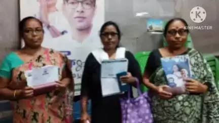 বজবজ ১: উত্তর রায়পুর অঞ্চলের তিনজন মহিলাকে অভিষেক বন্দ্যোপাধ্যায়ের পক্ষ থেকে বিনামূল্যে চশমা প্রদান করা হয়