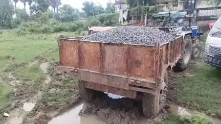 डोभी: मटन मोड़ के पास पुलिस ने गिट्टी से लदा ट्रैक्टर किया ज़ब्त, चालक गिरफ्तार