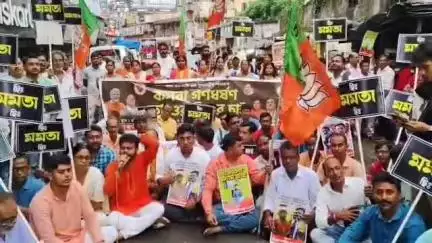 বসিরহাট ১: কসবার ল কলেজে গণধর্ষণ কাণ্ডের প্রতিবাদে বসিরহাটে রাস্তা অবরোধ করে বিক্ষোভ BJP-র