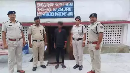 পাড়া: বাড়ি থেকে না বলে বেরিয়ে যাওয়া এক নাবালককে উদ্ধার করে চাইল্ড লাইনের হাতে তুলে দিল আনাড়া RPF