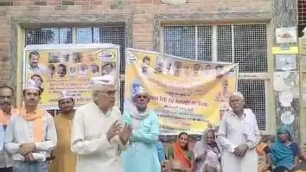 भिंड नगर: भूरा मठी के पास 'आप' कार्यकर्ताओं ने बंद पड़े गौशालाओं को चालू करने की मांग को लेकर किया प्रदर्शन