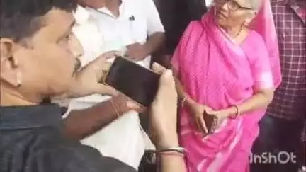 वल्लभनगर: वल्लभनगर में ग्रामीणों ने ढोल बजाकर किया अनोखा प्रदर्शन, बिजली के स्मार्ट मीटर न लगाने की मांग की