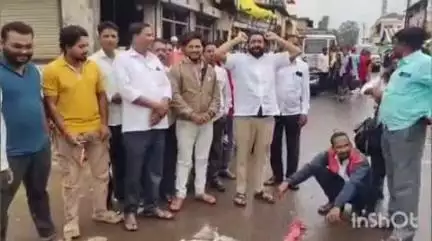 पेठ: बलसाड रोड चौफुलीवर हिंदी भाषा सक्तीचा निर्णय रद्द झाल्याने शिवसेना उबाठा आणि मनसेकडून संयुक्त आनंदोत्सव साजरा
