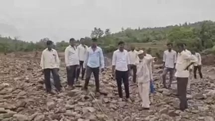 बुलढाणा: मेळजानोरी येथे अतिवृष्टीने झालेल्या नुकसानीची रयत क्रांती संघटनेचे प्रदेश उपाध्यक्ष ॲड. धनंजय अडेलकर यांनी केली पाहणी
