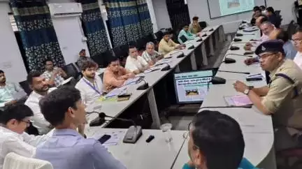 निवाड़ी: कलेक्ट्रेट में हुई सड़क सुरक्षा समिति की बैठक, कलेक्टर ने राहवीर योजना की जानकारी लोगों तक पहुंचाने के दिए निर्देश