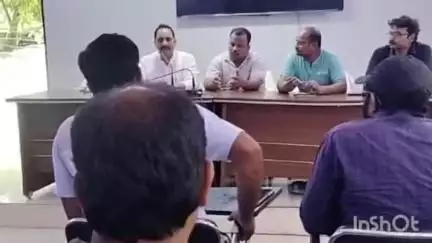 রতুয়া ২: 21 জুলাইয়ের কর্মসূচিকে কেন্দ্র করে রতুয়ায় আয়োজিত তৃণমূলের সভা, উপস্থিত জেলা সভাপতি