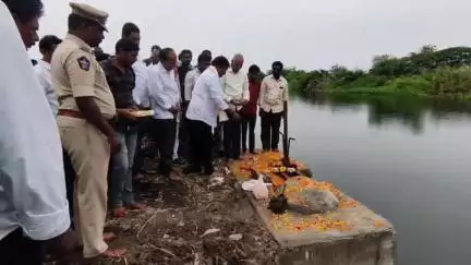 కుమ్మమూరు కాల్వ వరకు డ్రాప్‌ను ప్రారంభించిన ఎమ్మెల్యే రాజా