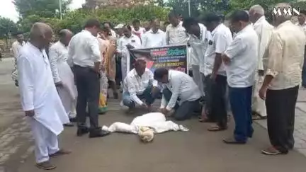 वर्धा: महात्मा गांधी पुतळ्याजवळ आमदार बबन लोणीकरांच्या वक्तव्याच्या निषेधार्थ प्रतिकात्मक पुतळा जळून काँग्रेसने केला निषेध