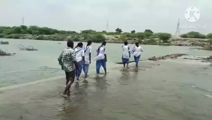 ગઢડા: ગઢડા તાલુકાના નાના સખપર ગામથી કેરી નદી પરથી પસાર થવાનો રસ્તો પાણીમાં ગરકાવ, જીવના જોખમે પસાર થવા લોકો મજબૂર#Jansamasya