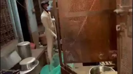 भीलवाड़ा: आजाद नगर में एक महिला के घर में मिले 80 से ज्यादा कुत्ते, पुलिस व नगर निगम की टीम ने दी दबिश