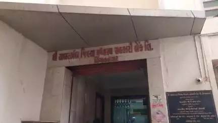 હિંમતનગર: મધ્યસ્થ સહકારી બેંકના ચેરમેન ગેરલાયક હોવા અંગે હોદ્દાથી દૂર કરવા રજુઆત:જિલ્લા રજિસ્ટ્રાર એમઆર ત્રિવેદીએ આપી પ્રતિક્રિયા