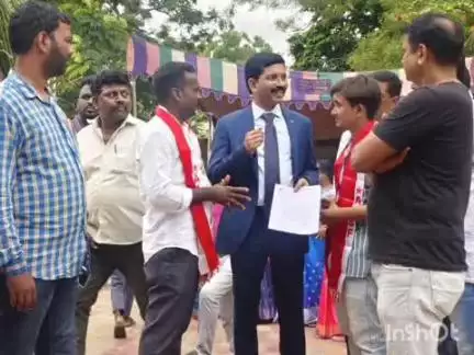 కోడుమూరు: పట్టణంలోని మోడల్ స్కూల్ రహదారిని పునఃనిర్మించాలని డీఈవోకు ఏఐఎస్ఎఫ్ వినతి