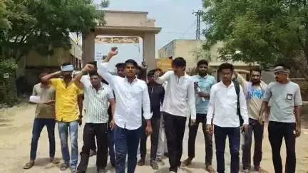 सरदारशहर: सांड को करंट लगाकर मारने का आरोप लगाते हुए गौपुत्र सेना ने आरोपी की गिरफ्तारी की मांग की, SDM कार्यालय पर किया प्रदर्शन
