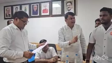 दुर्ग: शराब भट्टी को हटाने के लिए खुर्सीपार के क्षेत्र वासियों ने किया भिलाई नगर निगम के आयुक्त का घेराव #Jansamasya