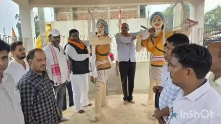 गारू: सरयू प्रखंड चौक पर हूल दिवस के अवसर पर कांग्रेसियों ने नीलांबर पीतांबर की प्रतिमा पर माल्यार्पण किया