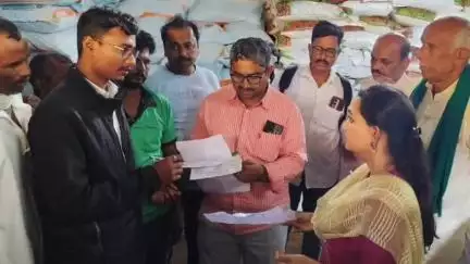 ಕಲಘಟಗಿ: ತಾಲ್ಲೂಕಿನ ರಸಗೊಬ್ಬರ ವಿತರಕರ ಅಂಗಡಿ, ರೈತ ಸಂಪರ್ಕ ಕೇಂದ್ರಗಳಿಗೆ ಜಿಲ್ಲಾಧಿಕಾರಿ ದಿವ್ಯಪ್ರಭು ಧಿಡೀರ್ ಭೇಟಿ, ಪರಿಶೀಲನೆ