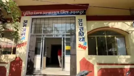गिर्वा: शहर के रानी रोड पर धारदार चाकू लेकर लोगों को डराने वाला युवक गिरफ्तार, अंबामाता थाने में मामला दर्ज