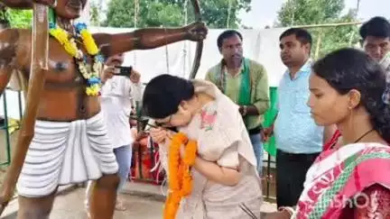 नीमडीह: पारकीडीह में हूल दिवस के अवसर पर सिदो-कान्हो की मूर्ति का अनावरण किया गया, विधायक सविता महतो रहीं मौजूद