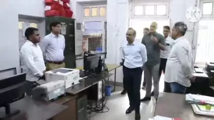 सवाई माधोपुर: जिला कलेक्टर ने कलेक्ट्रेट की विभिन्न शाखाओं एवं कार्यालयों का किया निरीक्षण