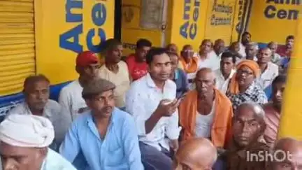 चतरा: उपरटोला में दांगी समाज के लोगों ने मृतक रितु महतो के परिजनों को सहयोग राशि दी