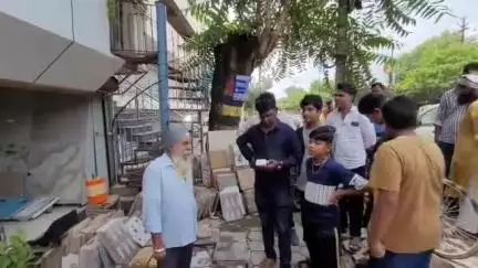 देवास नगर: स्टेशन रोड क्षेत्र में नगर निगम अमले ने हटाया अस्थायी अतिक्रमण