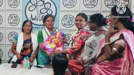 রঘুনাথপুর ১: সদ্যনির্বাচিত পুরুলিয়া জেলা মহিলা তৃণমূলের সভানেত্রী মীনু বাউরিকে রঘুনাথপুর শহর তৃণমূলের কার্যালয়ে সম্বর্ধনা জানানো হল