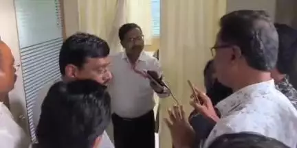 अक्कलकोट: काँग्रेसचे तालुकाध्यक्ष मल्लिकार्जुन पाटील यांनी माध्यमिक शिक्षण कार्यालयाला घातले कुलूप...