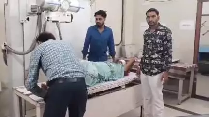 देवास: पाल नगर बाईपास पर डंपर ने दोपहिया वाहन को मारी टक्कर, पति-पत्नी घायल, रहवासियों ने किया चक्का जाम