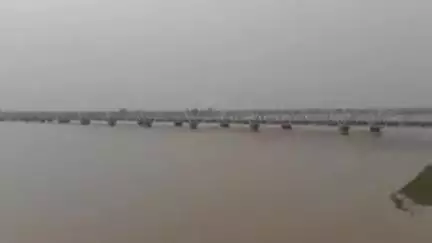 गोंडा: घाघरा नदी में 12 घंटे में छोड़ा गया 414350 क्यूसेक पानी, खतरे के निशान से 1.50 मीटर नीचे बह रही है