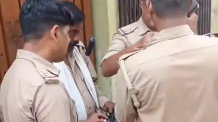 राजापुर में फरार अभियुक्त के निवास पर ढोल-नगाड़े के साथ मुनादी कराते हुए सार्वजनिक रूप से चस्पा की गई नोटिस