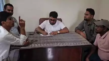पाकुड़: पाकुड़ में कांग्रेस की जनसुनवाई, तनवीर आलम ने सुनी जनता की पीड़ा, अधिकारियों को दिए निर्देश