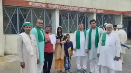 बुढ़ाना: बुढाना में भाकियू के कार्यकर्ताओं ने एक महिला के साथ एसडीएम से की मुलाकात, ससुराल पक्ष पर मकान नहीं बनाने देने का आरोप