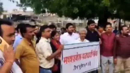 मुरैना नगर: पटवारी संघ ने मांगों को लेकर कलेक्ट्रेट कार्यालय में मुख्यमंत्री के नाम डिप्टी कलेक्टर को सौंपा ज्ञापन
