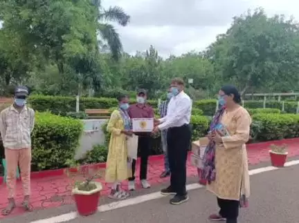 पंडरिया: कलेक्टर गोपाल वर्मा ने टीबी के 4 मरीजों को गोद लिया, प्रोटीन युक्त पोषण आहार कराया उपलब्ध