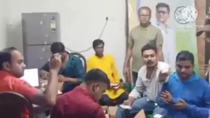 বিষ্ণুপুর ২: অভিষেক বন্দ্যোপাধ্যায় এর পক্ষ থেকে সাতগাছিয়া বিধানসভার জন্য পাঁচ হাজার চশমা পাঠানো হলো