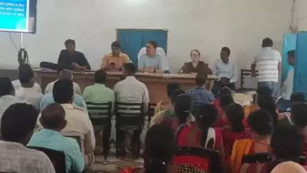 डेहरी: डेहरी प्रखंड में BLO और सुपरवाइजर्स की बैठक का आयोजन किया गया