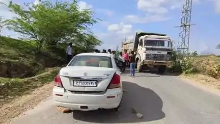 ब्यावर: ब्यावर में डंपर चालकों की मनमानी, डंपर से स्विफ्ट कार का एक्सीडेंट, कार क्षतिग्रस्त, ग्रामीणों में आक्रोश